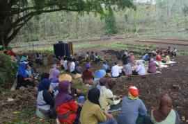 KEMBUL BUJONO DI KALI TUK SARINING KEMBANG WUJUD RASA SYUKUR MASYARAKAT PADUKUHAN GEBANG