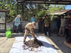 Wujudkan Pertanian Sehat, KKN UNS Bersama BPP Ajak Petani Girisuko Beralih ke Pupuk Organik